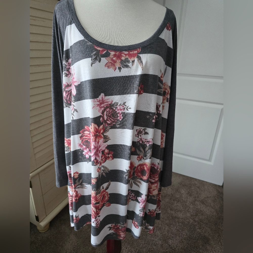 Torrid gray and white striped floral top 5x